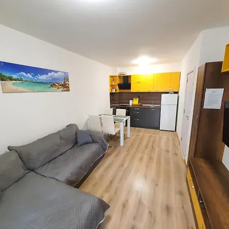 Comfortable Sunny Apartmentear To The -4per * Primorsko